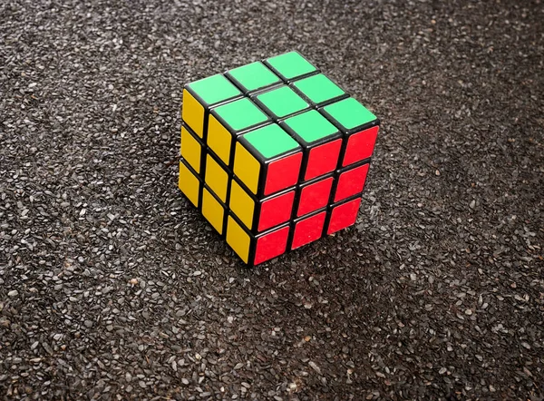Cubo de color Rubiks en superficie de grano ruberoide — Foto de Stock