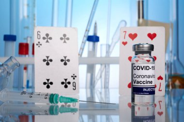 Covid Aşı ve Kimyasal Gözlükler Arasında Oyun Kartları - Laboratuvar Fotoğrafları
