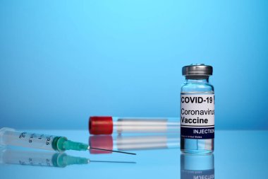 Covid Aşı Seti - Mavi Arkaplanda Laboratuvar Fotoğrafı