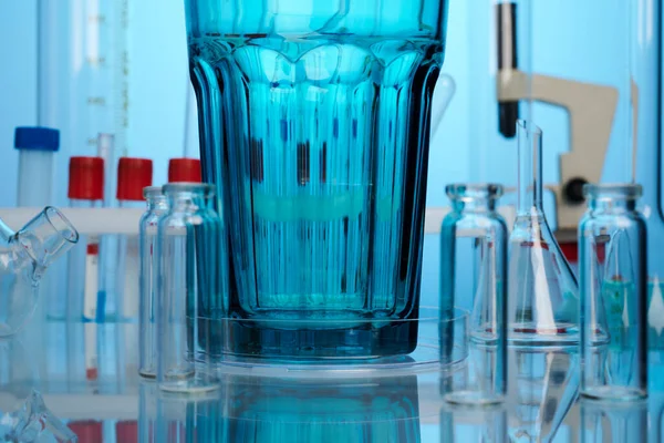 Blue Glass on Chemical Desk - Labs Φωτογραφία — Φωτογραφία Αρχείου