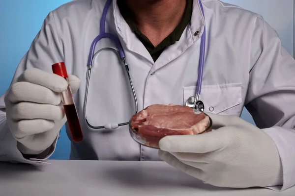 Lekarz demonstruje badanie krwi i mięsa w Petri Dish — Zdjęcie stockowe