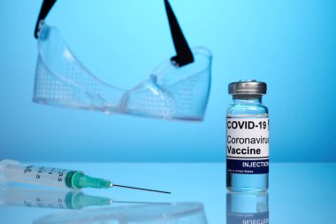 Kapalı Aşı Seti ve Göz Koruyucu Maske Laboratuar Fotoğrafı