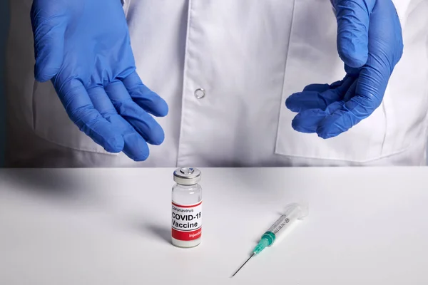 Le médecin montre un ensemble de vaccins covidés avec seringue — Photo