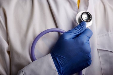 Doktor steteskopu elinde tutuyor.