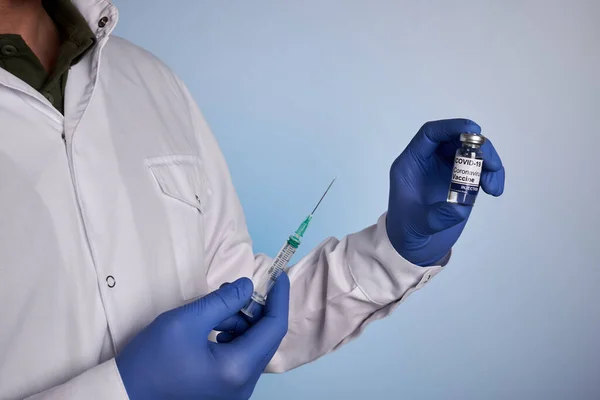 Medico prepara vaccino Covid colpo — Foto Stock