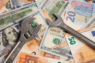 İngiliz anahtarı ve İngiliz anahtarı - Para banknotlarında fotoğraf