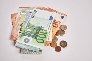 Euro Banknotları ve Bozukluklarının Fotoğrafı