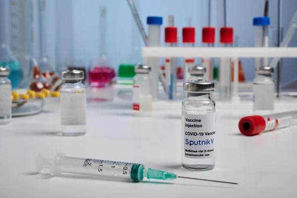 Sputnik Covid Vaccine and Syringe - Medical Lab Photo — Fotografie, imagine de stoc