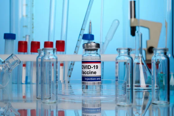 Ρωσικό Vaccine Vial στο Chemical Lab Desk — Φωτογραφία Αρχείου