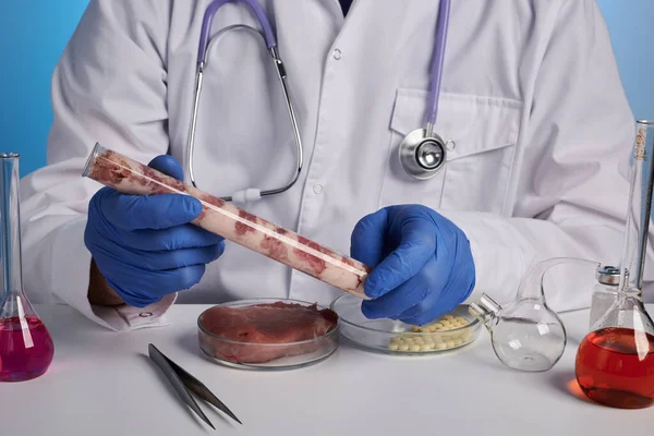 Доктор принимает ГМО мясо в пробирке - Лабораторное фото — стоковое фото