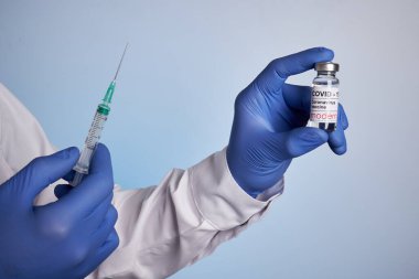 Doktor Moderna Covid Aşısını Hazırlıyor