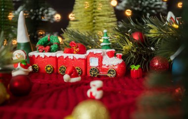 Noel treni ve kırmızı yün üzerindeki süslemeler.