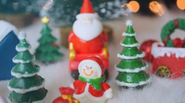 Kardan adam, Noel Baba, Noel ağacı ve Noel için süsleme bebekleri ve yeni yıl konsepti.