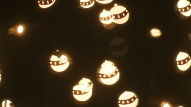 圣诞球形状的光包裹在黑色的背景上 — 图库视频影像