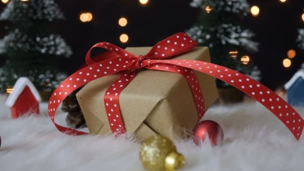 漂亮的圣诞礼物 白色羊毛上的球和装饰品 衬托着灯火辉煌的背景 — 图库视频影像