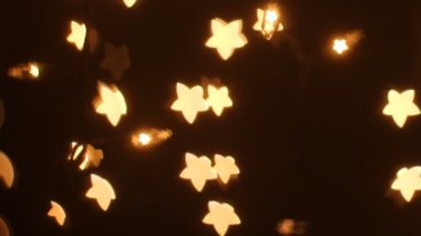 Siyah arkaplanda parlayan ışıklar var.