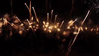 Geceleri güzel havai fişek festivali.
