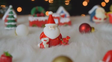Noel Baba bebeği Noel süsü için parlak ışıkla.