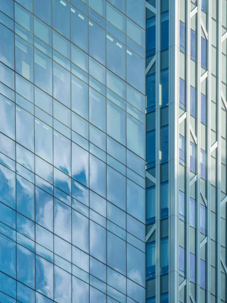 İş binalarının arka planında cam.