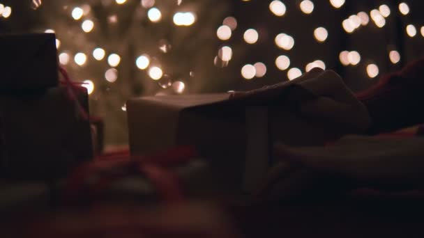 Жінка Рука Обгортає Подарунки Вночі Боке Вогні — стокове відео