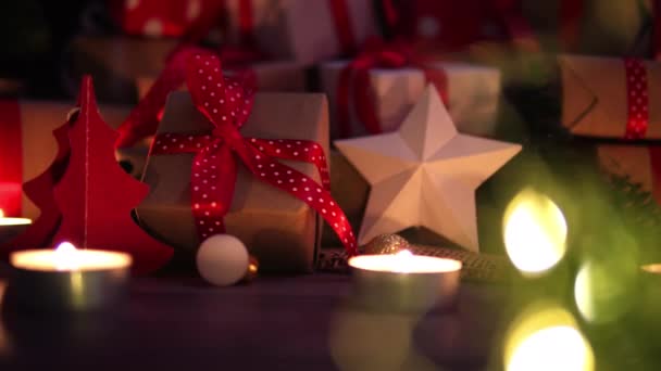 Geschenkdozen Decoraties Kerstavond — Stockvideo