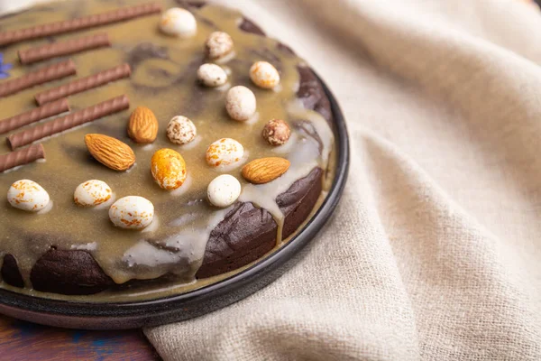 Pastel Chocolate Hecho Casa Con Crema Caramelo Almendras Con Taza — Foto de Stock