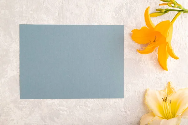 Blaues Papier Visitenkartenmockup Mit Orangefarbener Taglilie Auf Grauem Betongrund Leere — Stockfoto