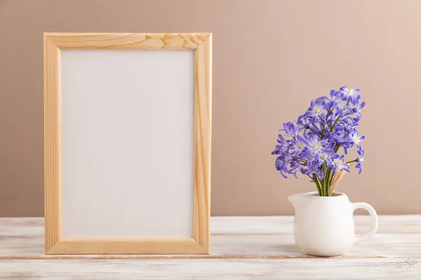 Houten Frame Met Lente Sneeuwdruppel Bloemen Chionodox Beige Pastel Achtergrond Stockafbeelding