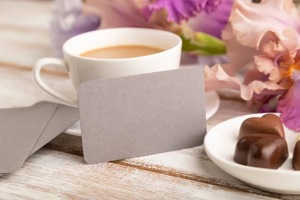 Graue Visitenkarte Mit Einer Tasse Cioffee Schokoladenbonbons Und Irisblumen Auf — Stockfoto