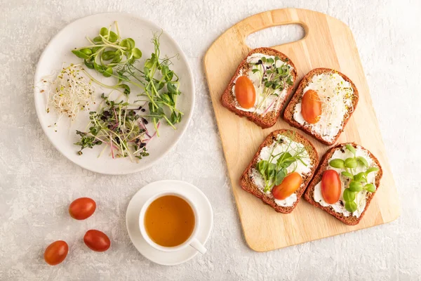 Sandwiches Pan Remolacha Roja Con Queso Crema Tomates Microgreen Sobre Imagen De Stock