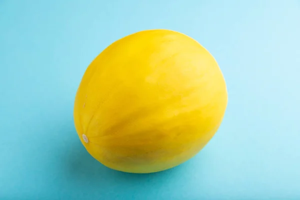 Reife Gelbe Melone Auf Blauem Pastell Hintergrund Seitenansicht Nahaufnahme Ernte — Stockfoto