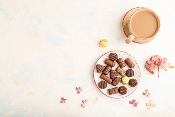 Schokoladenbonbons Mit Einer Tasse Kaffee Und Hortensienblüten Auf Weißem Betongrund — Stockfoto