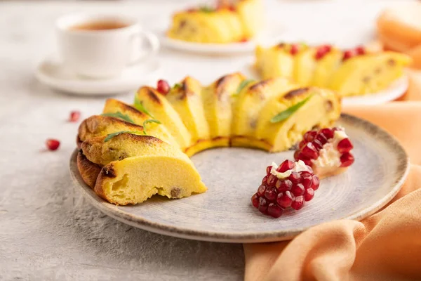 Käsekuchen Mit Einer Tasse Grünem Tee Auf Grauem Betongrund Und — Stockfoto