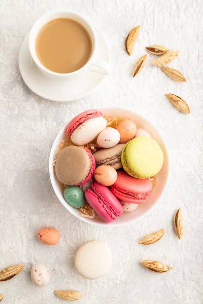 Bunte Makronen Und Schokoladeneier Keramikschüssel Tasse Kaffee Auf Grauem Betongrund — Stockfoto