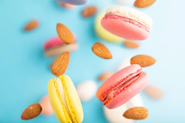 Macarons Volants Multicolores Oeufs Amandes Congelés Dans Air Sur Fond — Photo