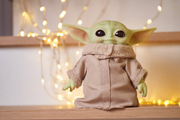 Ноябрь, 2021: Малыш Йода, фигурки мандалорцев с рождественским оформлением интерьера