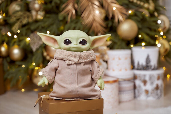 Ноябрь, 2021: Малыш Йода, фигурки мандалорцев с рождественским оформлением интерьера