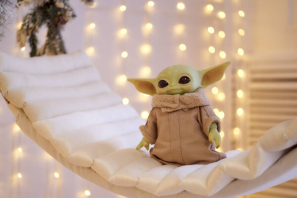 Ноябрь, 2021: Малыш Йода, фигурки мандалорцев с рождественским оформлением интерьера