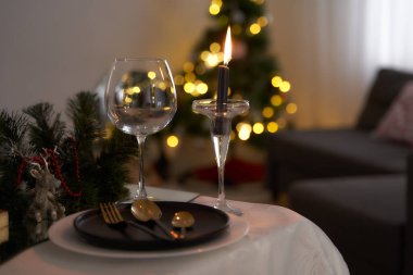 Noel masası. Yaldızlı masa nesnelerinin görüntüsü. Güzel resim