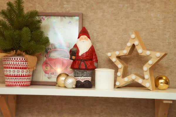 Decorações de Natal. Estrela de madeira e figura de santa claus e abeto decorativo em um pote — Fotografia de Stock