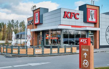 10 Kasım 2020 Rusya, Voronezh bölgesi, M4 karayolu, Kentucky Fried Chicken (KFC) restoran dışı