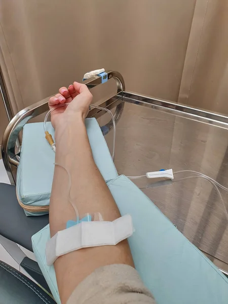 Tubo Intravenoso Plástico Para Mão Mulher Hospital Dia Equipamento Médico — Fotografia de Stock