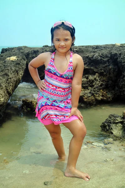 Młode Azjatyckie Dziewczyny Pozowanie Strój Kąpielowy Gogle Białej Piaszczystej Kamienistej — Zdjęcie stockowe
