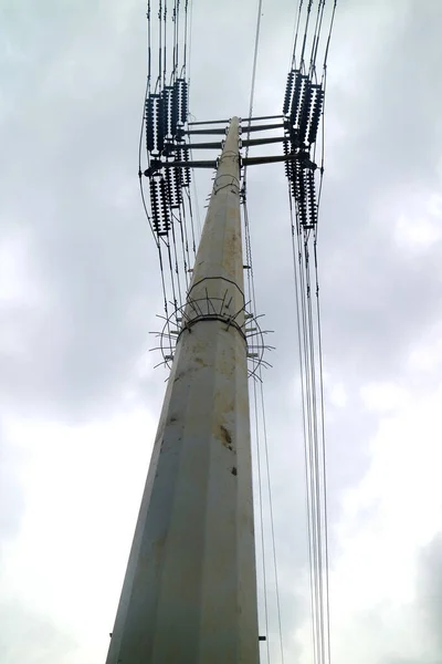 Электрическая Башня Несколькими Проводами Облачного Неба — стоковое фото