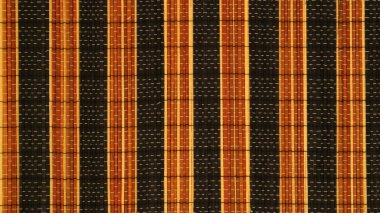 Koyu kahverengi ve siyah çubukların dokuması dikey düzenleme stüdyo fotoğrafıyla birleştirilmiş.