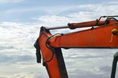 Kazı kolu gökyüzü arkaplanı, ağır makine ve ekipman ile yakın çekim