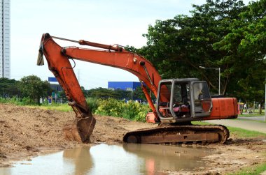 İnşaat alanında kullanılmayan kazıcı, ağır makineler ve ekipmanlar