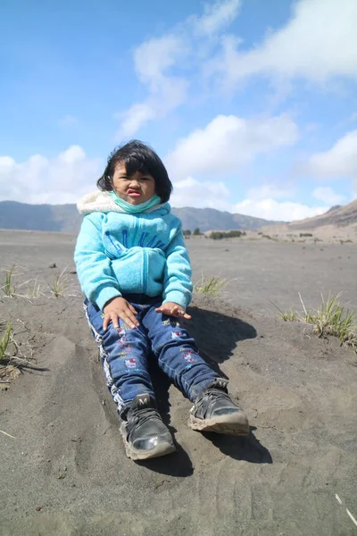 Portret Samotnej Azjatyckiej Dziewczynki Usiądź Piasku Pustyni Pokaż Jej Niegrzeczną — Zdjęcie stockowe