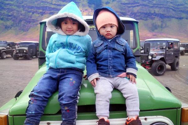 Φωτογραφία Πορτρέτο Υπαίθρια Δύο Ασιατικό Παιδί Κάθονται Στο Αυτοκίνητο Road — Φωτογραφία Αρχείου