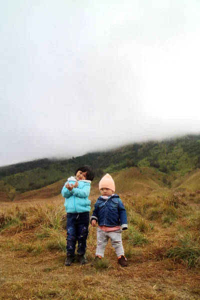 Paisagem Fotografia Dois Asiático Criança Mostrar Sua Ação Montanha Usando — Fotografia de Stock
